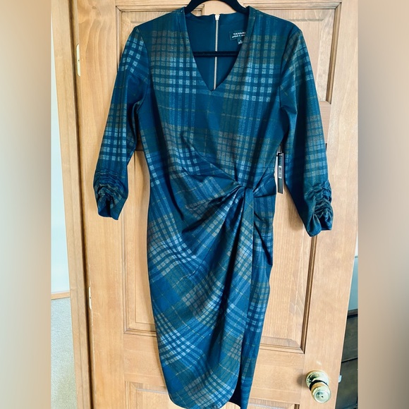 Tahari NWT lined dress size 8.. - Picture 2 of 3